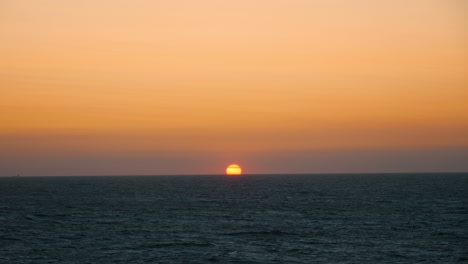 Bunter-Sonnenuntergang-Am-Horizont-Am-Meer