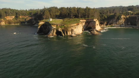 Beautiful-coastline-and-cliffs-at-the-Southern-Oregon-coast-near-Coos-Bay