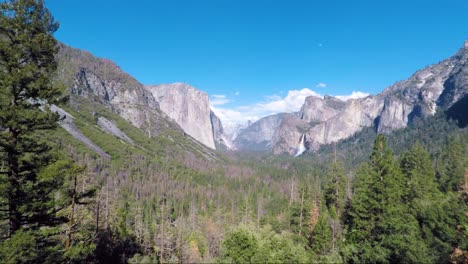 Valle-De-Yosemite-Con-Velo-De-Novia-Cae-Desde-La-Vista-Del-Túnel,-Parque-Nacional-De-Yosemite