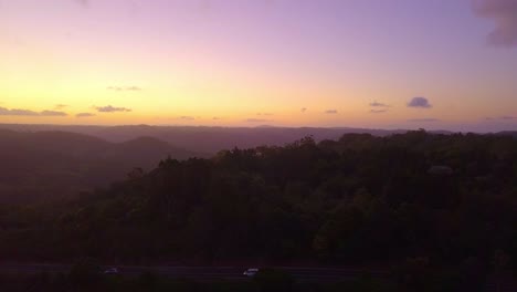 Luftaufnahme-Der-Tropical-Forest-Valley-Road-In-Kondalilla,-Australien-Bei-Sonnenuntergang