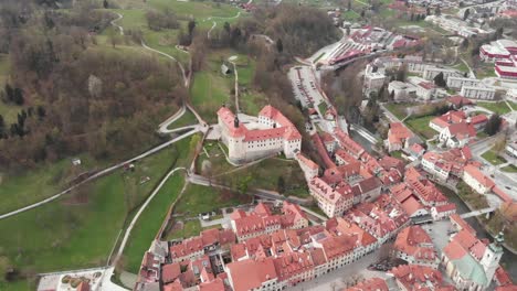 Nahaufnahme-Einer-Drohnenaufnahme-Eines-Schlosses-Und-Museums-In-Skofja-Loka,-Slowenien