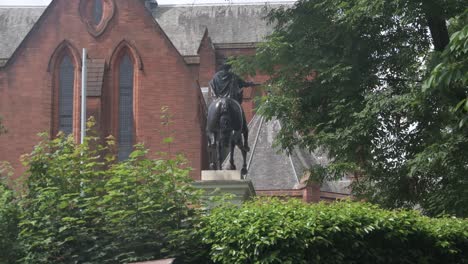 La-Estatua-De-William-Of-Orange-Mirando-Hacia-Afuera-Desde-Los-Jardines-De-La-Paz-En-Glasgow