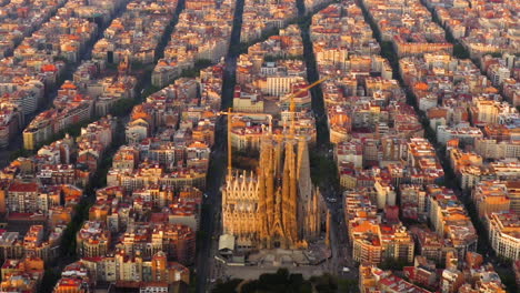 Stadtbild-Der-Sagrada-Familia-Und-Der-Stadt-Bei-Sonnenaufgang,-Spanien