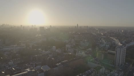 Die-Hell-Strahlende-Sonne-über-Dem-Horizont-Trifft-Auf-Die-Dächer-Und-Gebäude-Des-Knightsbridge-Viertels-Im-Westen-Londons