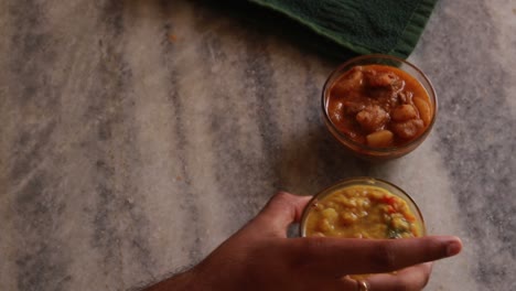 Chole-Bhature-De-Rotación-O-Curry-De-Garbanzos-Y-Puri-Frito-Servido-En-Vajilla-De-Terracota-Sobre-Un-Bonito-Fondo