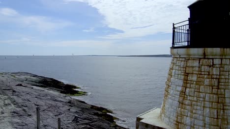 Ein-Kleiner-Leuchtturm-In-Der-Nähe-Von-Newport-Rhode-Island-Mit-Blick-Auf-Den-Eingang-Der-Bucht