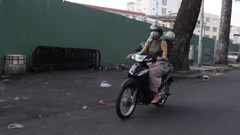 Verfolgung-Einer-Frau-In-Zeitlupe-Auf-Den-Belebten-Straßen-Südostasiens
