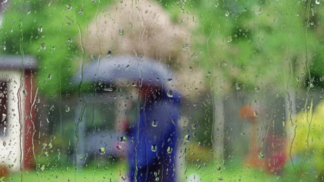 Aufnahmen-Von-Regen-Auf-Der-Fensterscheibe,-Verschwommener-Hintergrund