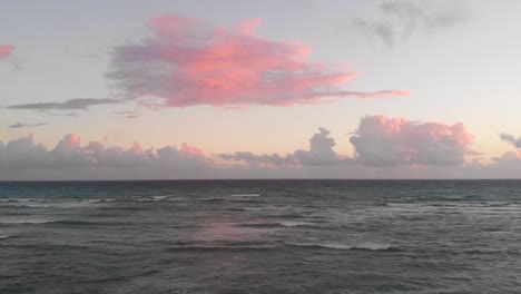 Cielo-Rojo-Y-Nubes-Por-La-Mañana-Frente-A-La-Costa-De-La-República-Dominicana