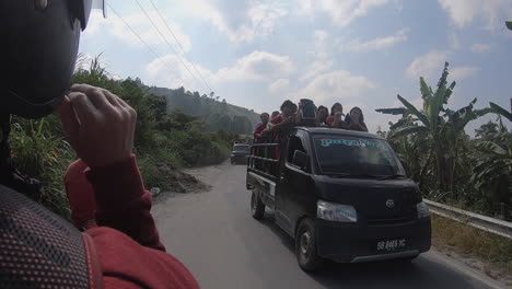 Esperando-A-Que-Pasen-Motos,-Camiones-Y-Coches-Por-Una-Estrecha-Carretera-Rural-En-La-Isla-De-Samosir-En-Indonesia