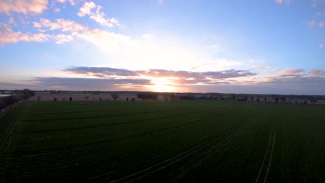Luftdrohnenaufnahmen-Eines-Sonnenuntergangs-über-Einem-Norfolk-Feld-Voller-Schafe