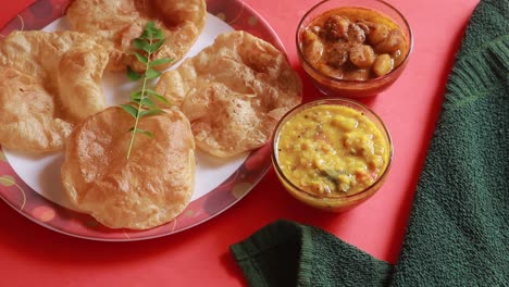 Rotación-Chole-Bhature-O-Curry-De-Garbanzos-Y-Puri-Frito-Servido-En-Vajilla-De-Terracota-Sobre-Fondo