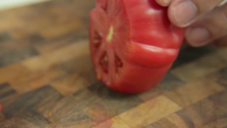 Eine-Reife-Tomate-Mit-Einem-Scharfen-Japanischen-Messer-Schneiden