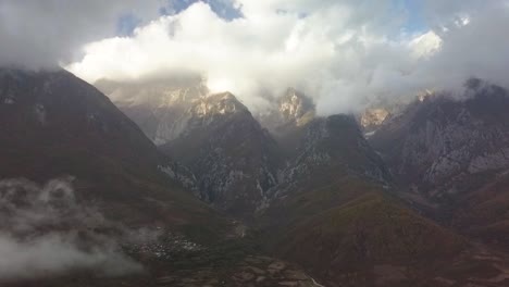 Bewölkte-Berge-An-Einem-Epischen-Aussichtspunkt-Im-Südlichen-Teil-Albaniens-In-Der-Nähe-Von-Permet