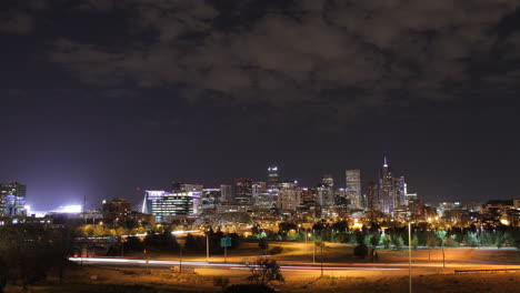 Time-lapse-of-Denver-skyline-at-night-with-light-streaks-from-cars