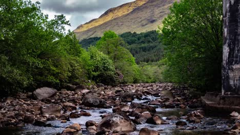 Filmischer-Zeitraffer-Des-Schottischen-Highland-River-Creek