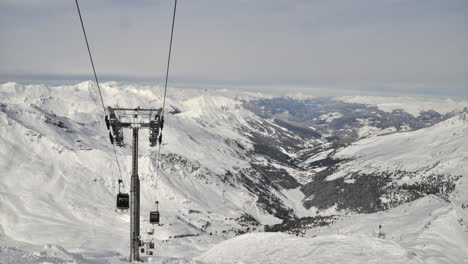 Zeitraffer-Einer-Skigondelbahn-In-Meribel-In-Den-Französischen-Alpen-Mit-Blick-Auf-Das-Meribel-Tal-Im-Hintergrund