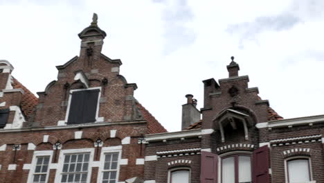 Toma-Panorámica-De-Hermosos-Edificios-Históricos-Antiguos-En-Zutphen,-Países-Bajos