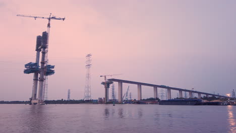 Tercera-Parte-La-Construcción-Del-Puente-Toc-Ben-Luc-Es-Parte-De-La-Expansión-De-La-Industria-Y-La-Infraestructura-A-Lo-Largo-Del-Río-Saigón,-Una-Ruta-De-Navegación-Muy-Transitada-Entre-La-Ciudad-De-Ho-Chi-Minh-Y-El-Mar-De-China-Meridional