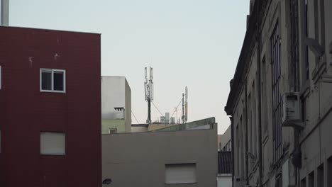 Antenas-De-Comunicación-En-La-Parte-Superior-De-Un-Edificio-En-Un-Barrio-Residencial,-Porto,-Portugal