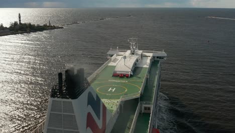 Kreuzfahrtschiff-Navigiert-Langsam-Durch-Die-Bucht-Von-Riga-Und-Segelt-über-Die-Ostsee