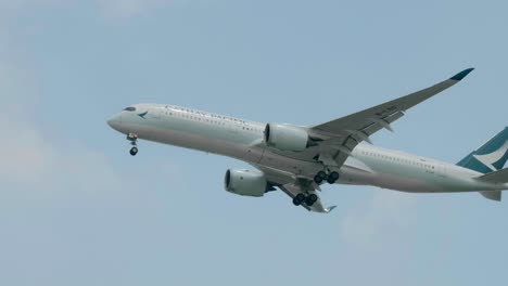 Cathay-Pacific-Airbus-A350-941-B-LRO-Nähert-Sich-Vor-Der-Landung-Dem-Flughafen-Suvarnabhumi-In-Bangkok-In-Thailand
