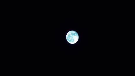 Ein-Blauer-Mond-In-Einem-Klaren-Nachthimmel