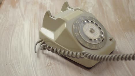 Wählen-Auf-Einem-Retro-Vintage-Telefon-An-Einem-Schreibtisch