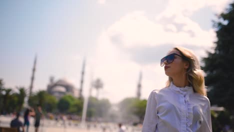Cámara-Lenta:-Atractiva-Chica-Hermosa-Con-Poses-De-Camisa-Frente-A-La-Mezquita-Del-Sultán-Ahmet-En-Estambul,-Turquía