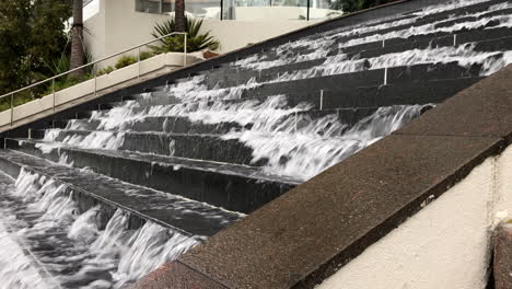 Brisbane-City-Steps-Wasserfall,-Wasserspiel,-Zeitlupe