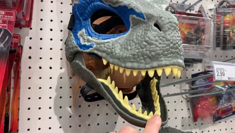 Eine-Blaue-Velociraptor-Maske,-Inspiriert-Von-Der-Jurassic-Welt-Des-Films,-Mit-Realistischen-Details-Zu-Hautstruktur,-Farbe-Und-Zähnen