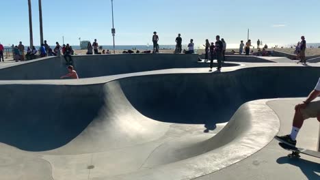 Lokale-Skater-Boarder-Und-Skating-Profis-Unterhalten-Besucher-Im-Legendären-Venice-Beach-Skatepark