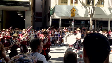Pipes-and-Drums-march-past-on-Anzac-Day-Lest-We-Forget,-Australian-War-Memorial-Remembrance-Day,-Brisbane-2015
