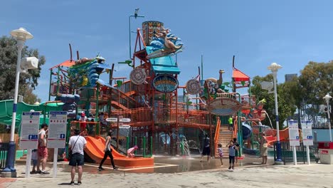 Niños-Disfrutando-De-Las-Vacaciones-De-Verano-En-El-Parque-Acuático-California-Great-America&#39;s-Boomerang-Bay