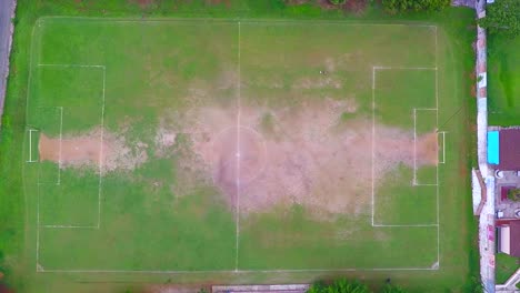 Vogelperspektive-Auf-Einen-Fußballplatz-In-Cordoba-Mit-Rasenschäden-Aufgrund-Von-Arbeitsüberlastung