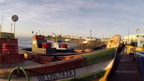 Lokale-Fischerboote-In-Arniston-Warten-Auf-Eine-Gelegenheit,-An-Einem-Frühen-Wintermorgen-Hinauszugehen
