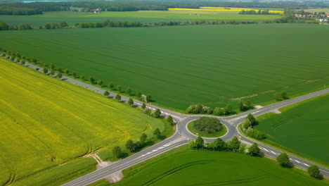 Luftaufnahme-Von-Getreidefeldern,-Durch-Die-Sich-Straßen--Und-Kreisverkehrsverkehr-Schlängelt
