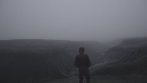Silhouette-in-abandoned-icelandic-canyon-in-a-foggy,-moody,-dramatic-landscape