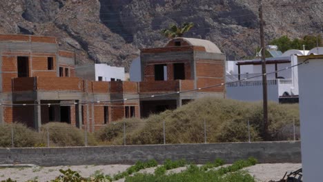 Handheld-weite-Aufnahme-Eines-Verlassenen-Gebäudes,-Das-Noch-Im-Bau-War,-In-Santorini,-Griechenland