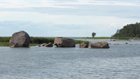 Coast-of-Käsmu,-lot-of-boulders