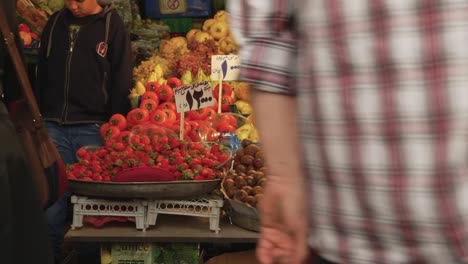 Erdbeeren,-Birnen,-Kakis-Und-Andere-Früchte-Auf-Einem-Marktstand-Mit-Persischen-Preisen-Im-Tadschrischen-Basar-In-Teheran,-Iran