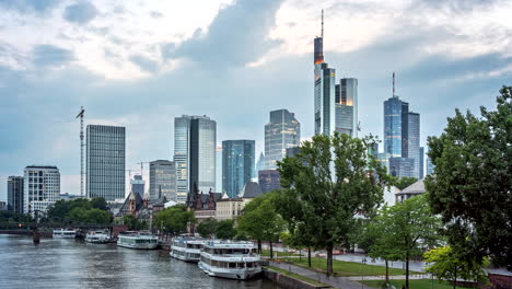 Timelapse-of-Sunset-with-view-from-the-river-Main-to-the-skyline-of-the-city-Frankfurt-at-Main-in-Hesse,-Germany