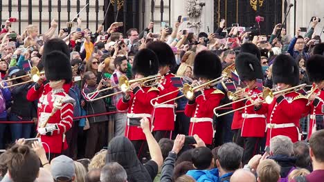 Guardias-Reales-Británicos-Realizan-El-Cambio-De-Guardia-En-El-Palacio-De-Buckingham