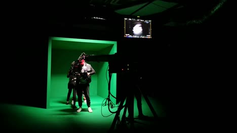 Hinter-Den-Kulissen-Eines-Greenscreen-Studio-Set-Produktionsdrehs