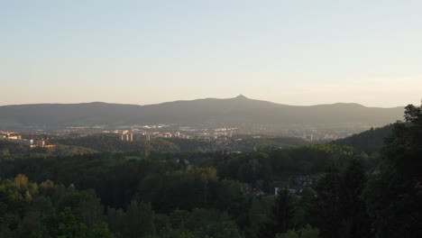 Weitwinkelaufnahme-Der-Stadt-Liberec-Mit-Jested-Turm,-Tschechische-Republik