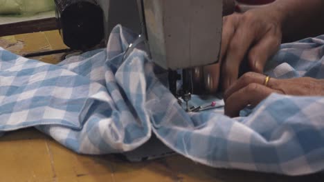 Una-Costurera-Trabajando-En-Una-Camisa-Usando-Una-Máquina-De-Coser-Cerca