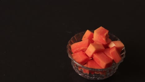 In-Scheiben-Geschnittene-Frische-Papaya-Auf-Schwarzem-Hintergrund-Auf-Dem-Tisch
