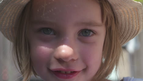 Nahaufnahme-Eines-Porträts-Eines-Schönen-Kleinen-Mädchens,-Das-Im-Sonnenlicht-Lächelt
