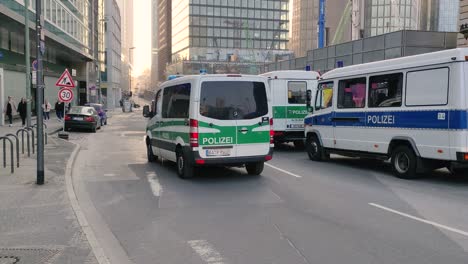 Coches-De-Policía-Circulando-Por-El-Centro-De-Frankfurt,-Alemania