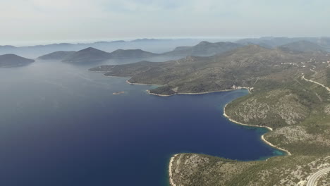Flug-über-Einsame-Inseln-Und-Buntes-Meer,-Brijuni-Park,-Kroatien